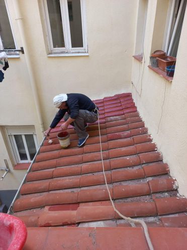 trabajador en tejado