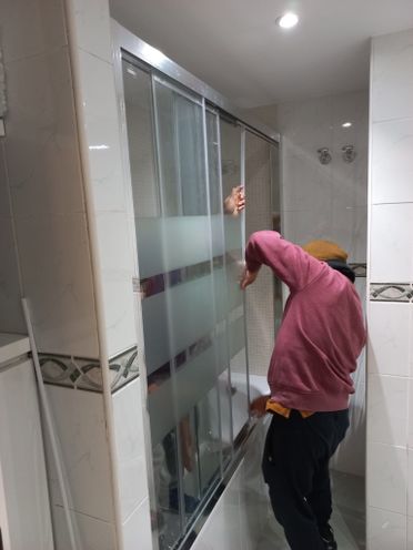 trabajador instalando mampara de bañera